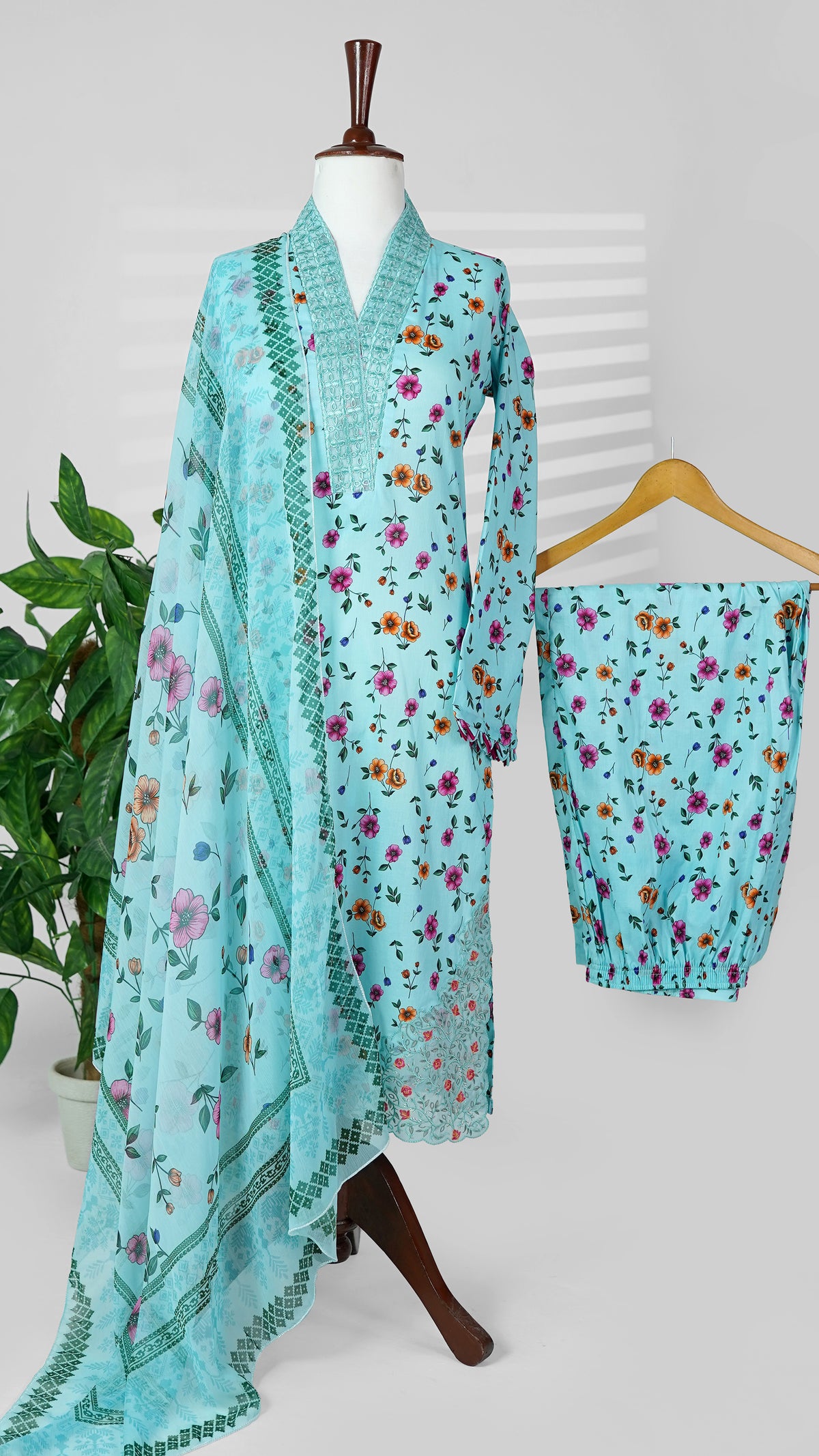 Chash-me-Mah – Blue Lavender Embroidered 3-Piece Lawn Suit