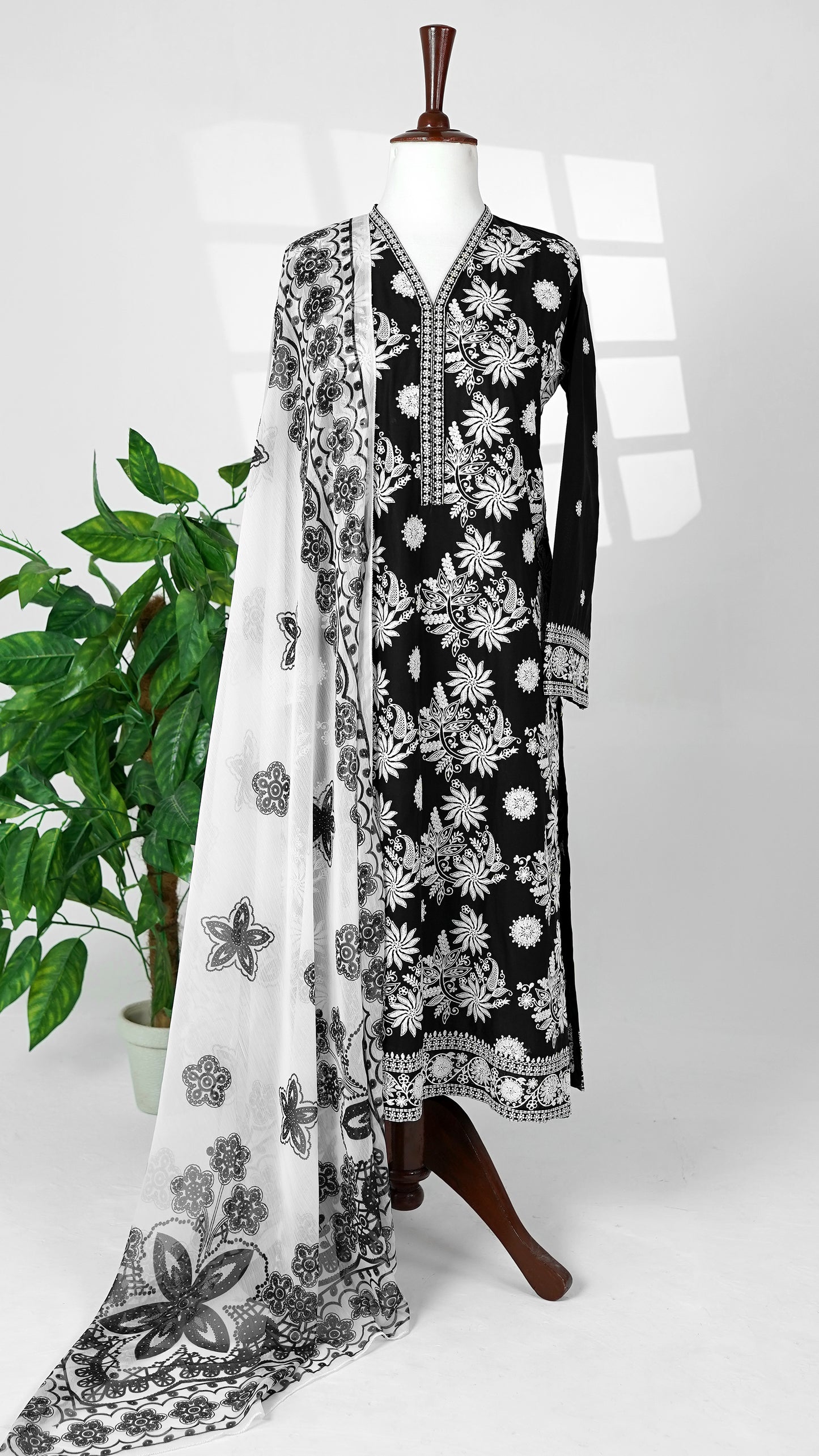 Ziyaan – Premium Embroidered 3-Piece Lawn Suit