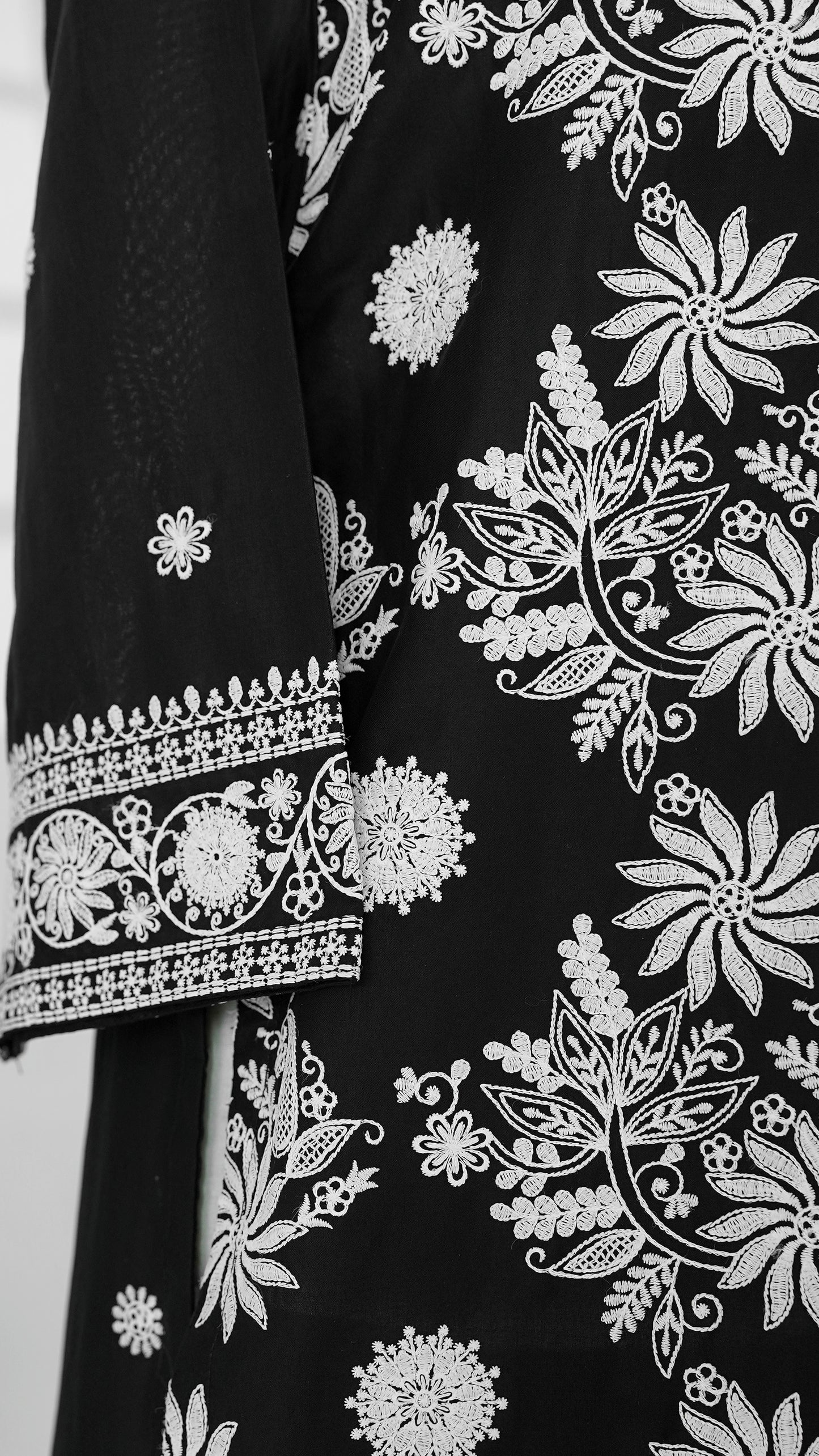 Ziyaan – Premium Embroidered 3-Piece Lawn Suit