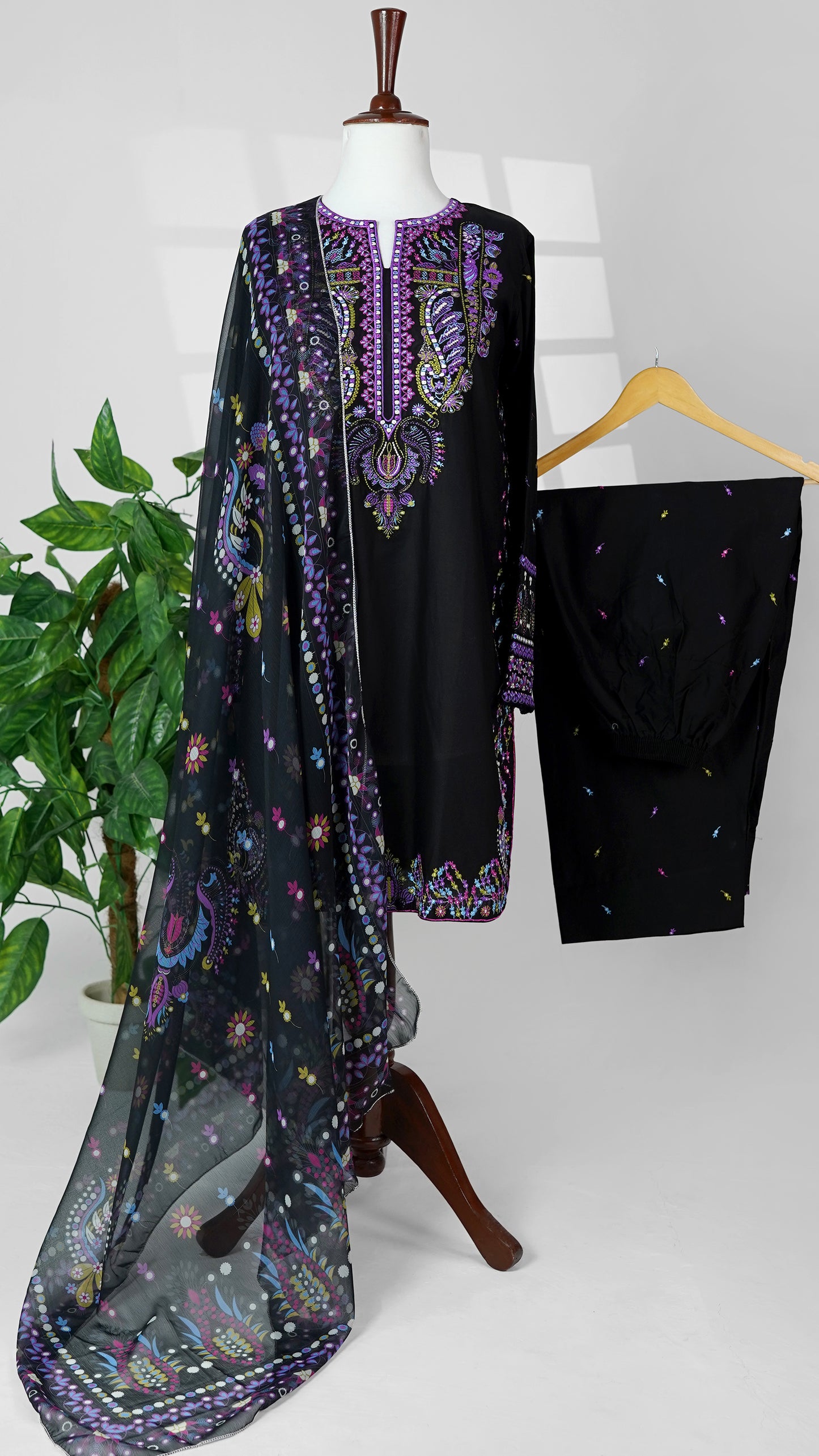 Black Pearl – Embroidered 3-Piece Lawn Suit