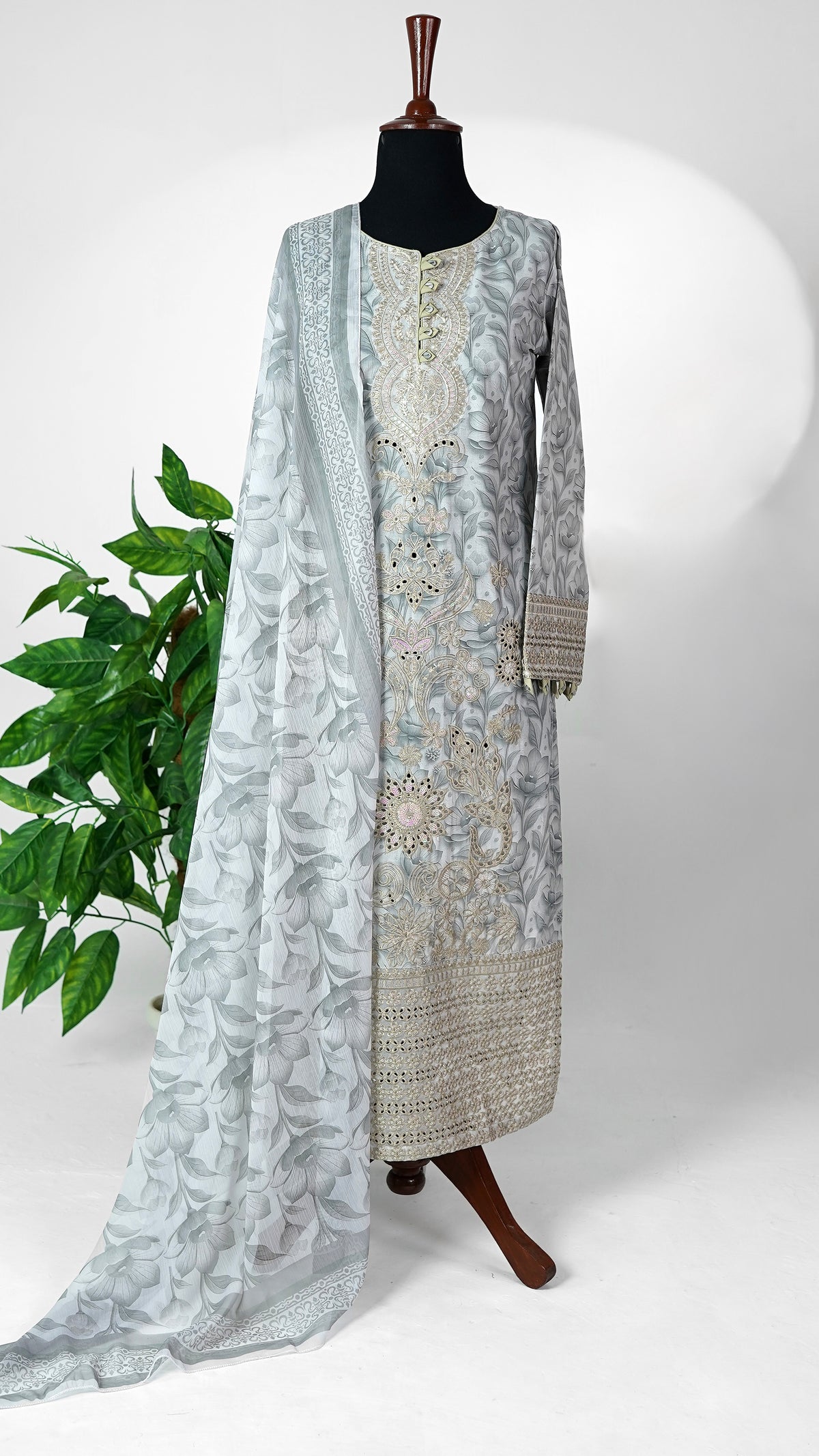Heather Grey – Embroidered 3-Piece Lawn Suit