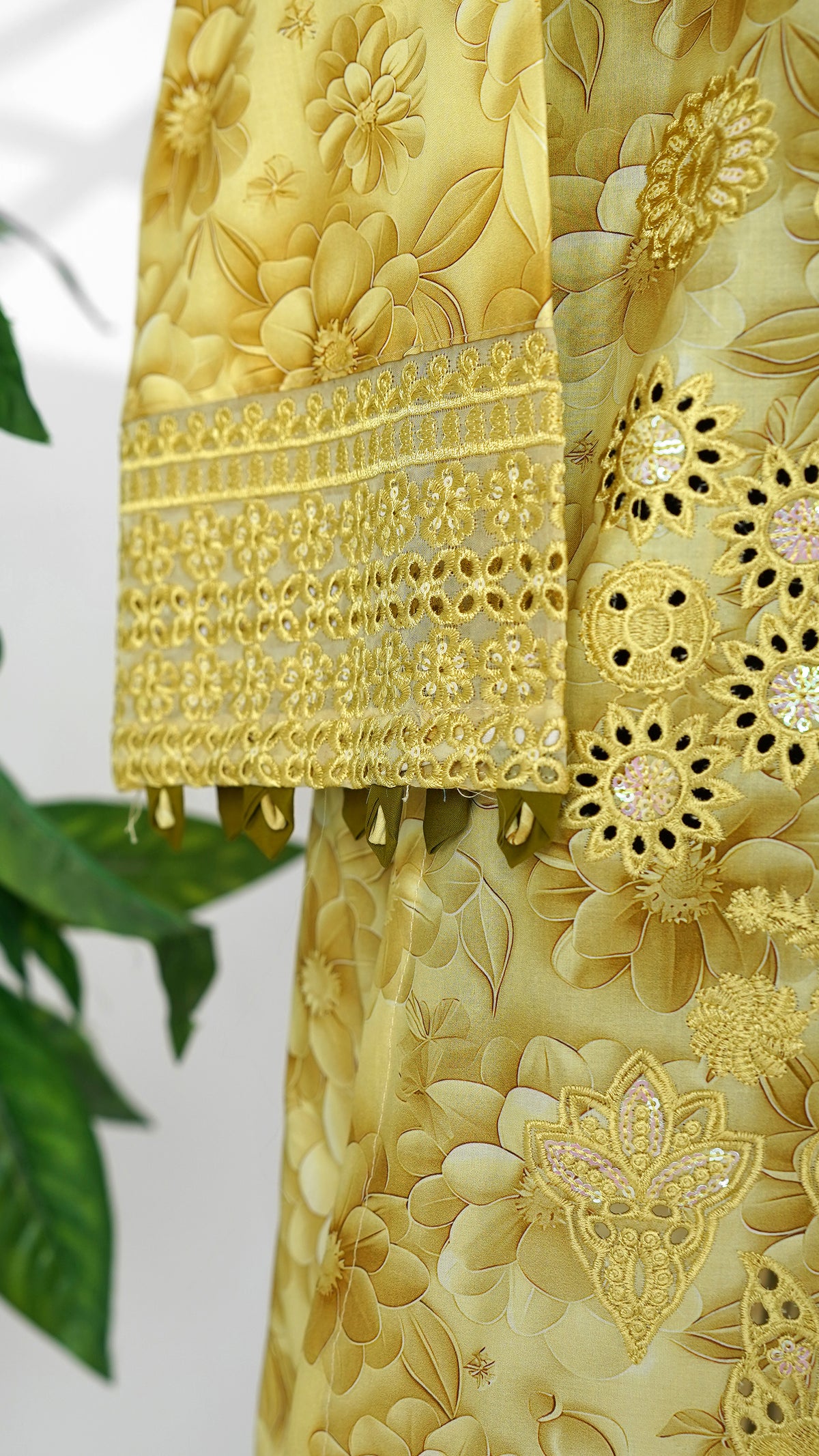 Honey Gold – Embroidered 3-Piece Lawn Suit