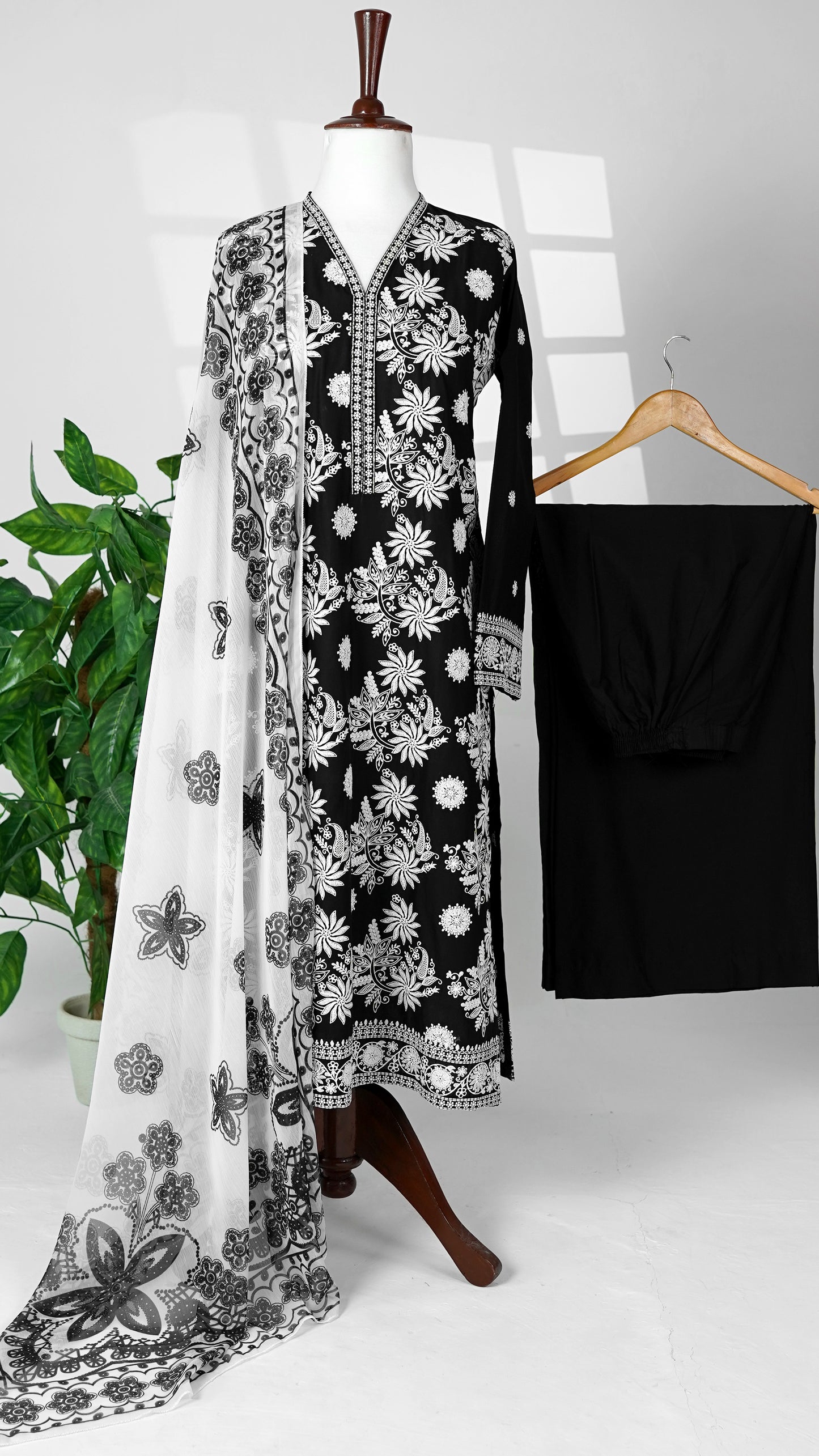 Ziyaan – Premium Embroidered 3-Piece Lawn Suit